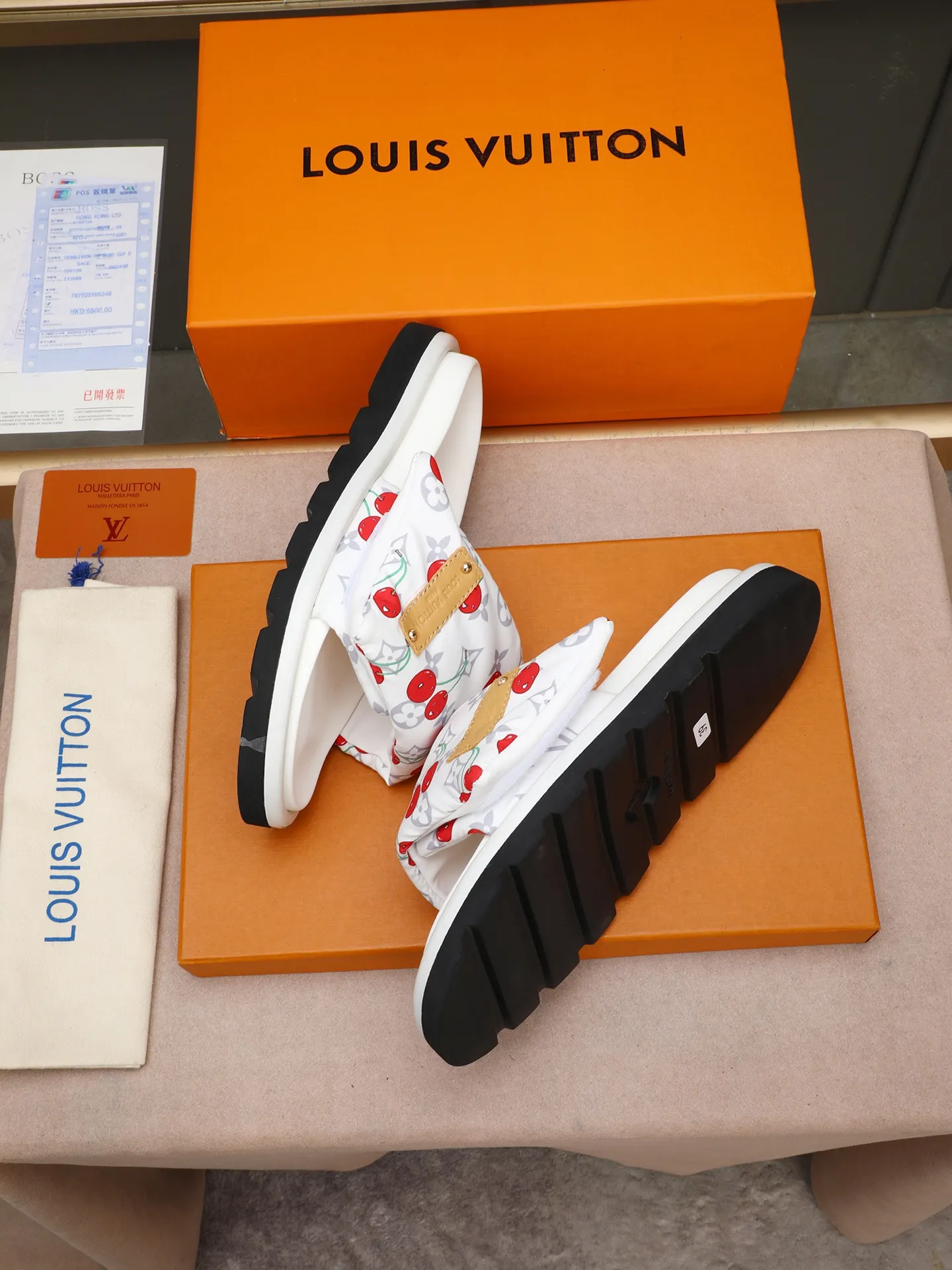 PP360 [LOUIS VUITTON] Louis Vuitton, LV printing, men's and women's slippers are on the market. The drawer box packaging comes with a cloth bag and a card. The upper pattern looks very soft and waxy, and it is a super versatile leg slimming tool. Fabric: imported denim/canvas/old fabric, LV hardware LOGO, official website pattern printing, comfortable to wear, feet: high-elastic PU water table. Sole: foam sole, heel height: about 5cm. Code number: 35-46, 35, 45, 46 are custom-made and non-returnable. Color: multiple colors and styles available.